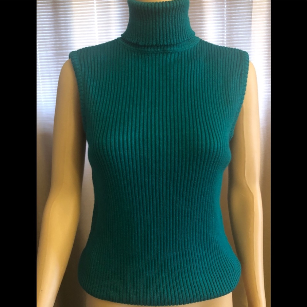 Sleeveless turtleneck sweater
